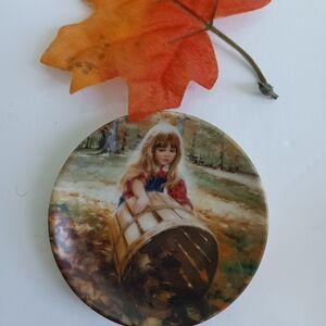 Miniature Plate "Autumn Leaves ' 1990